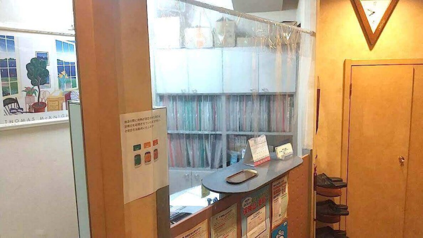 三越前のたべ歯科クリニック受付パーテーション
